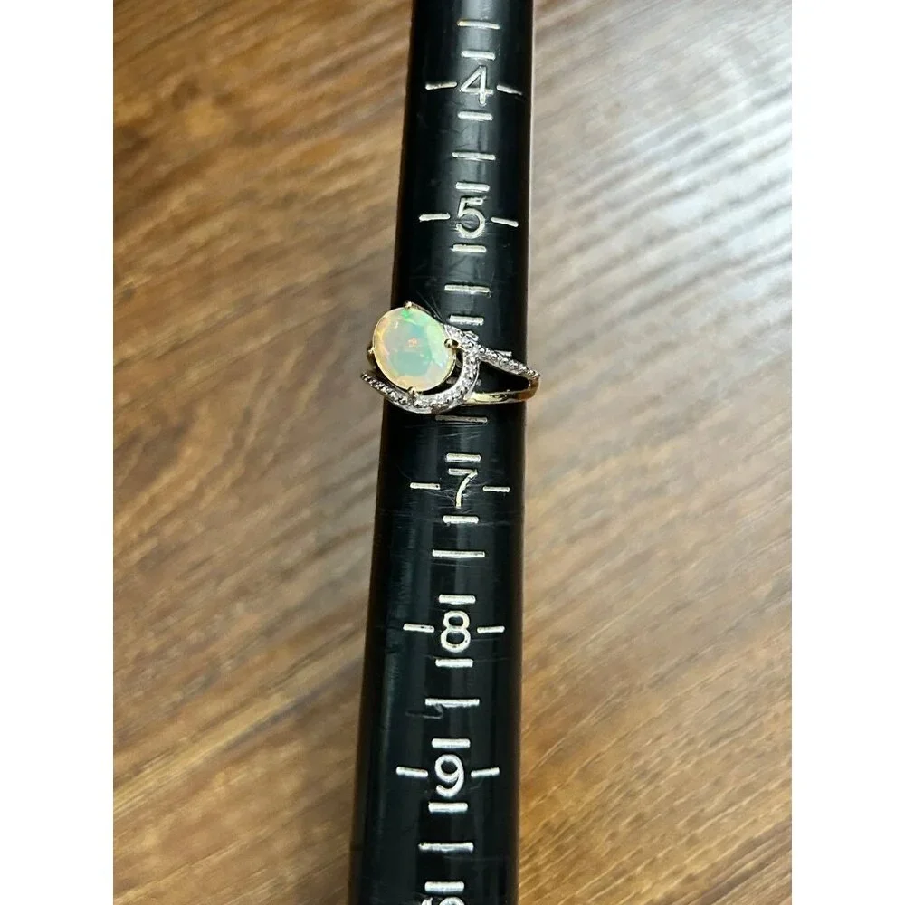 10K‎ Oval Shaped Opal/Diamonds Ring